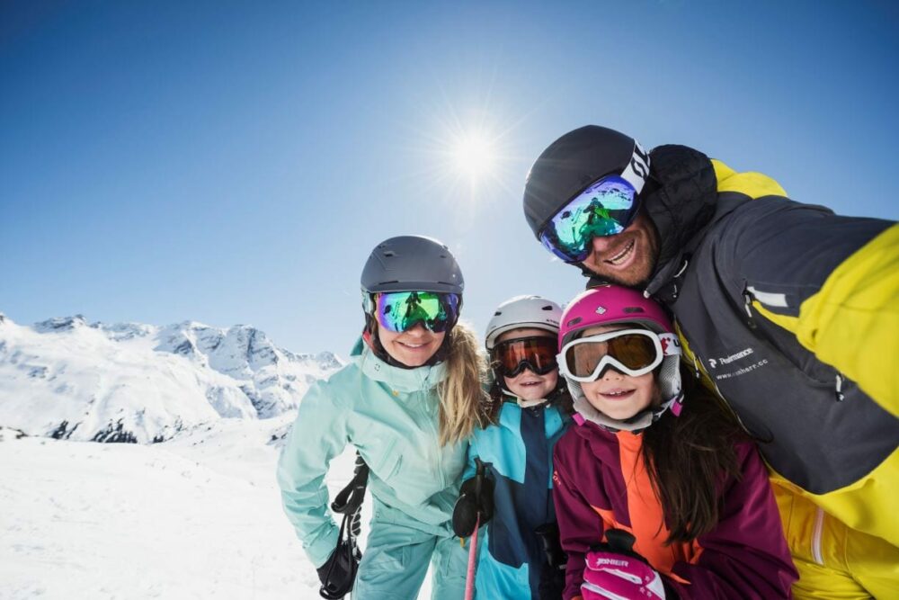 משפחה גולשת סקי