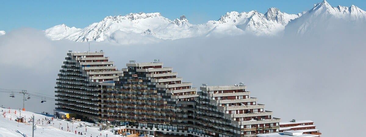 משטחי גלישה מול הרים מכוסים בעננים