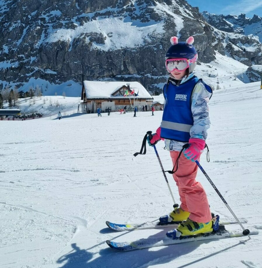 ילד עם מגלשי סקי