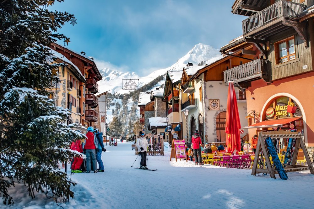 מבטל אל עיירת הסקי על רקע הרים מושלגים